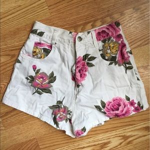 White floral vintage denim shorts🌹